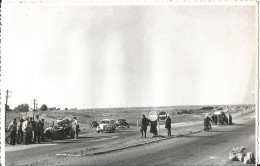 Grande Photo - Voiture Accidentée Au Maroc En 1958 - Automobiles