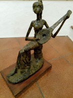 Scultura In Bronzo Donna Con Chitarra - Brons