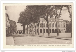 CPA- 61- Orne - Argentan - L'Hôtel De Ville ( 1827) Et La Place- Au Fond La Caserne Molitor- Peu Commune - Argentan