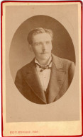 Photo CDV D'un Homme élégant Posant Dans Un Studio Photo A Rouen - Oud (voor 1900)