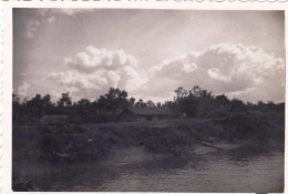 Photo Originale 1953-  Militaria - Vietnam - Paillote Sur Les Rives Du Canal Cho Gao - War, Military