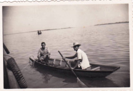  Photo Originale -1953 - Militaria - Viet Nam - Cochinchine -avec Le Sampan Du Bord  Sur Le Mekong - Guerra, Militares