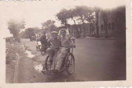 Photo Originale -1949 - Militaria - Viet Nam - Cochinchine -SAIGON- En Cyclo Quai De L'Argonne - Guerre, Militaire