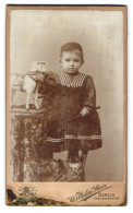 Fotografie Wilhelm Stein, Berlin, Chauseeestr. 65, Bruno Zimmermann Als Kind Im Schwarzen Kleid Mit Spielzeugpferd  - Anonyme Personen