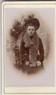 Photo CDV D'une  Jeune Femme élégante Posant Devant Sa Maison - Anciennes (Av. 1900)