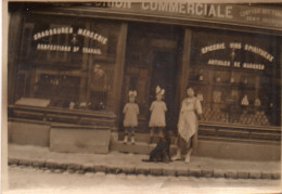 Photographie Vintage Photo Snapshot Magasin Vitrine Mercerie Vin Chaussures - Beroepen