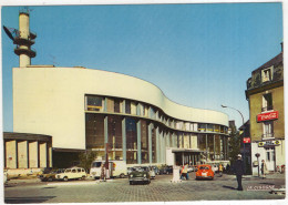 Rennes: RENAULT 4, 8, PEUGEOT J7, VW 1200 KÄFER/COX - La Maison De La Culture - 'Coca-Cola' Neon - (France) - Passenger Cars