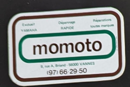 AUTOCOLLANT MOMOTO -YAMAHA - GARAGE MAGASIN COMMERCE MOTO MOTOS -VANNES 56 MORBIHAN - Stickers