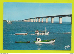 17 ILE D'OLERON N°2723 Le Viaduc Oléron Continent En 1980 Bateaux De Pêche Et Voilier 3 Mâts - Ile D'Oléron