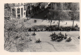 Photographie Vintage Photo Snapshot Motocyclette Moto Motocycle Défilé - Andere & Zonder Classificatie