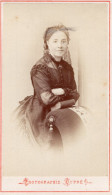 Photo CDV D'une Femme élégante Posant Dans Un Studio Photo A Compiègne - Ancianas (antes De 1900)