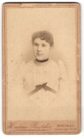 Fotografie Hermann Besteher, Berlin, Landsberger-Str. 82, Junge Dame Im Weissen Kleid  - Anonyme Personen