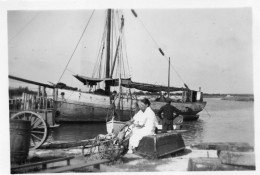 Photographie Vintage Photo Snapshot Ars En Ré Ile De Ré Bateau Port - Plaatsen