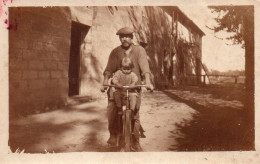 Photographie Vintage Photo Snapshot Bicyclette Vélo Bicycle Casquette Ferme - Sonstige & Ohne Zuordnung