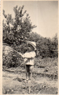 Photographie Vintage Photo Snapshot Arrosage Jardin Garden Enfant Potager - Personas Anónimos