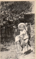 Photographie Vintage Photo Snapshot Jouet Toy Cheval De Bois Enfant - Anonyme Personen