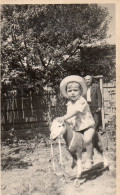 Photographie Vintage Photo Snapshot Jouet Toy Cheval De Bois Enfant - Anonymous Persons