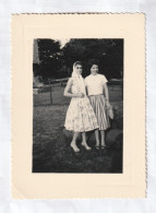 PHOTO  10 X 8 DEUX JOLIES  FEMME FRAU LADY  EN TENUE D'ETE  1957 - Personnes Anonymes