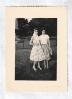 AST - PHOTO  10 X 8 DEUX JOLIES  FEMME FRAU LADY  EN TENUE D'ETE  1957 - Anonymous Persons