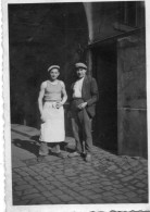 Photographie Vintage Photo Snapshot Tablier Casquette Pavés Gavroche  - Anonyme Personen