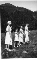 Photographie Vintage Photo Snapshot Le Lorian Cantal Famille Canne Mode Béret - Anonymous Persons