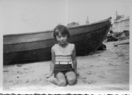 Photographie Vintage Photo Snapshot Houlgate Plage Maillot De Bain Enfant - Personnes Anonymes