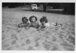 Photographie Vintage Photo Snapshot Enfant Child Sable Sand  - Personas Anónimos