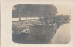 CARTE PHOTO Non Située à Identifier Le Long De La Garonne ? Lavandière Laveuse Barque Pécheurs …. - Te Identificeren