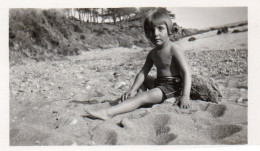 Photographie Vintage Photo Snapshot Plage Beach Maillot Bain Enfant Sable - Personas Anónimos