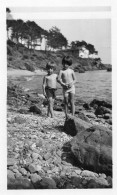 Photographie Vintage Photo Snapshot Plage Beach Maillot Bain Enfant Child - Personas Anónimos