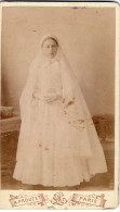 Photo CDV D'une Jeune Fille élégante Posant Dans Un Studio Photo A Paris - Old (before 1900)