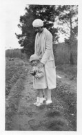 Photographie Vintage Photo Snapshot Béret Chapeau Mode Bouquet Enfant Muguet - Anonyme Personen