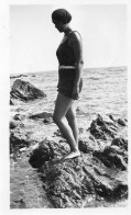 Photographie Vintage Photo Snapshot Maillot Bain Baignade Femme Sexy Béret - Anonyme Personen