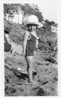 Photographie Vintage Photo Snapshot Maillot Bain Baignade Enfant Fillette Sable - Personas Anónimos