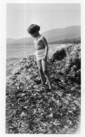 Photographie Vintage Photo Snapshot Maillot Bain Baignade Enfant Fillette  - Personas Anónimos