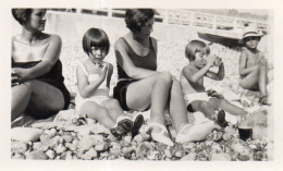 Photographie Vintage Photo Snapshot Plage Beach Maillot Bain Mer Baignade - Plaatsen