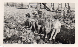 Photographie Vintage Photo Snapshot Plage Beach Maillot Bain Enfant Child - Plaatsen
