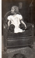 Photographie Vintage Photo Snapshot Chien Dog Chiot Enfant Fillette Fauteuil  - Other & Unclassified