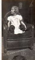 Photographie Vintage Photo Snapshot Chien Dog Chiot Enfant Fillette Fauteuil  - Altri & Non Classificati