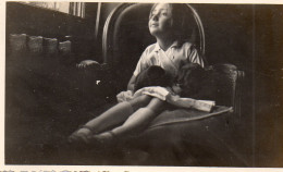 Photographie Vintage Photo Snapshot Chien Dog Chiot Enfant Fillette Fauteuil  - Personas Anónimos