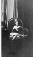 Photographie Vintage Photo Snapshot Chien Dog Chiot Enfant Fillette Fauteuil  - Personas Anónimos