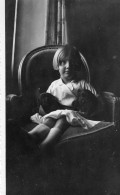 Photographie Vintage Photo Snapshot Chien Dog Chiot Enfant Fillette Fauteuil  - Andere & Zonder Classificatie