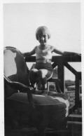 Photographie Vintage Photo Snapshot Enfant Fillette Fauteuil Coiffure - Personas Anónimos