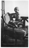 Photographie Vintage Photo Snapshot Enfant Fillette Fauteuil Coiffure - Personas Anónimos