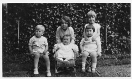 Photographie Vintage Photo Snapshot Enfant Fillette Groupe Bébé Jardin - Personas Anónimos