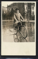 Foto-AK Junger Mann Auf Einem Fahrrad  - Sonstige & Ohne Zuordnung