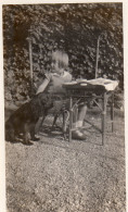Photographie Vintage Photo Snapshot Chien Dog Chiot Enfant Fillette Jardin - Sonstige & Ohne Zuordnung