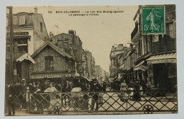 BOIS-COLOMBES - La Rue Des Bourguignons Le Passage à Niveau (animée, Tabac H. MAZARS Fils, Etc...) - Colombes