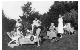 Photographie Vintage Photo Snapshot Petit Déjeuner Table Mode Thé Café Jardin - Sonstige & Ohne Zuordnung