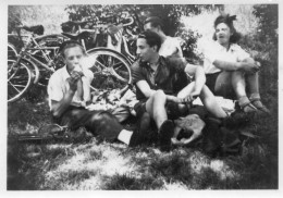 Photographie Vintage Photo Snapshot Vélo Bicyclette Repos La Varenne - Andere & Zonder Classificatie